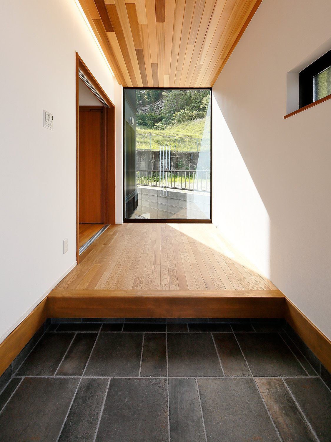 三角地に建つ木の香るお家