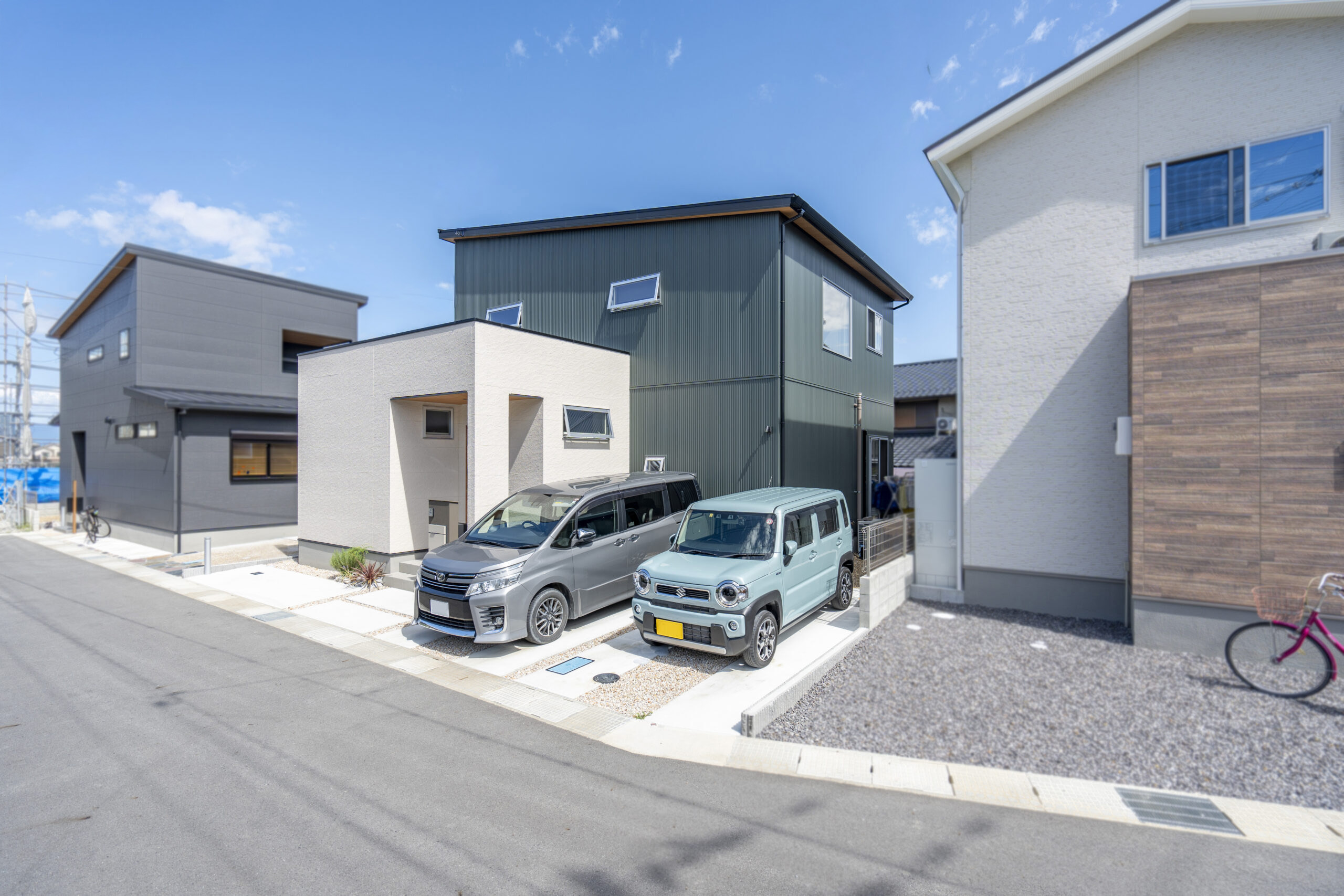 大きな吹き抜けで繋がる住まい
