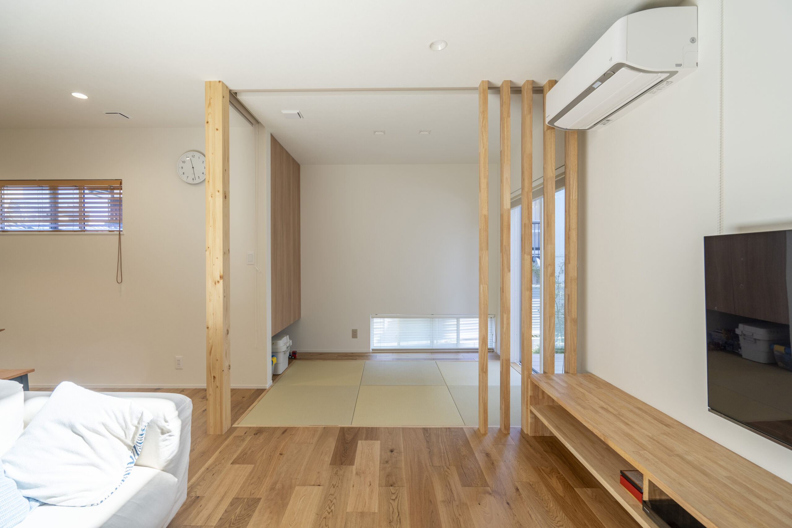大きな吹き抜けで繋がる住まい