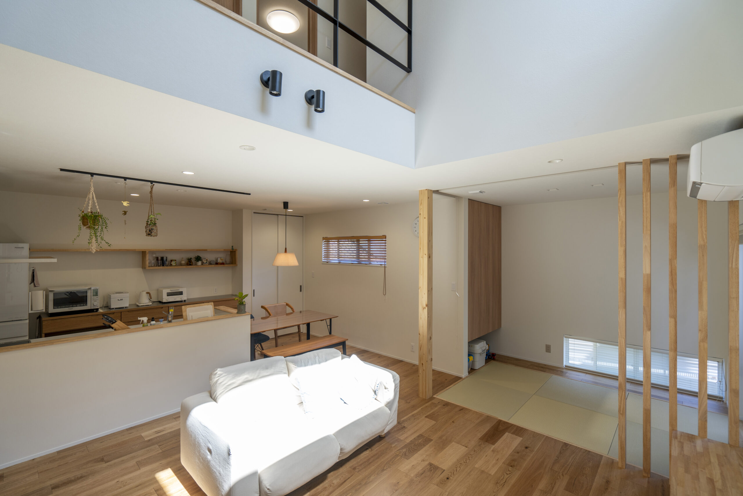 大きな吹き抜けで繋がる住まい
