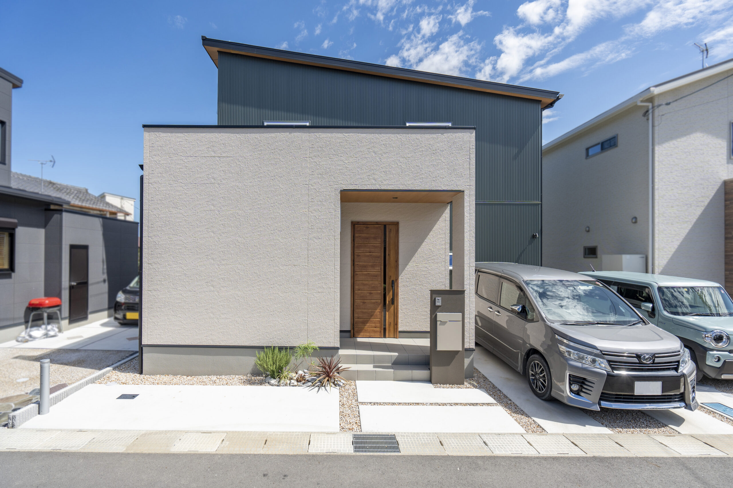 大きな吹き抜けで繋がる住まい