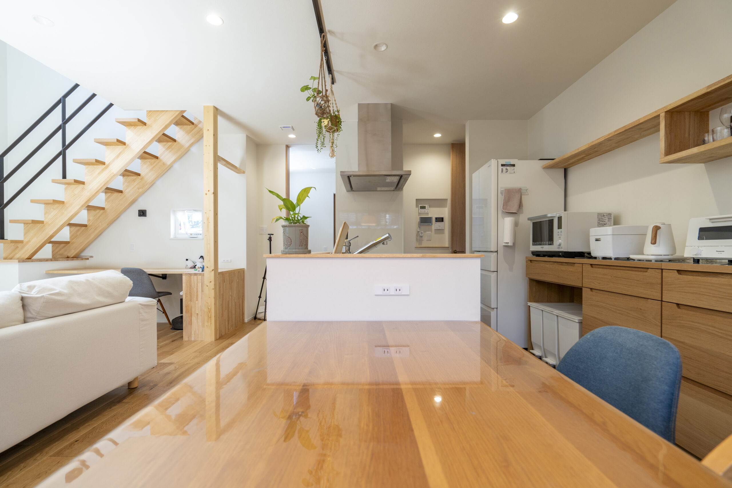 大きな吹き抜けで繋がる住まい